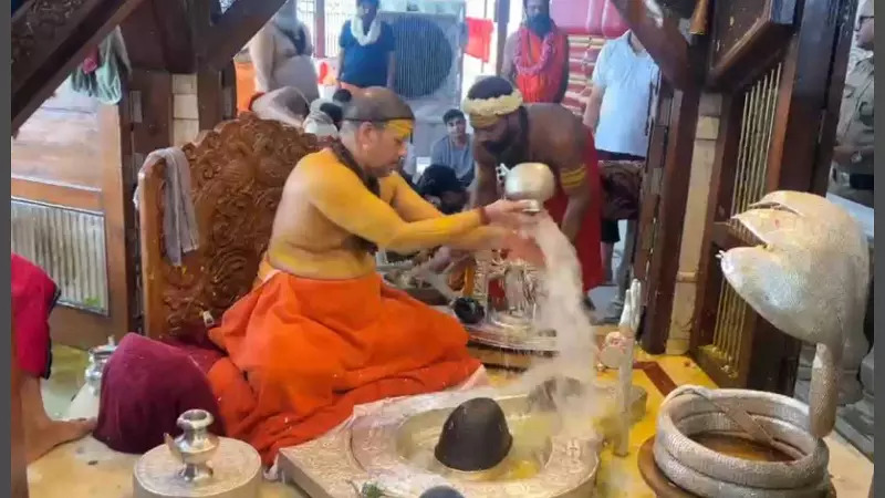 Swami Kailashanand Giri engaged in 27 hours of sadhana despite pain and suffering Swami Kailashanand Giri engaged in 27 hours of sadhana despite pain and suffering
