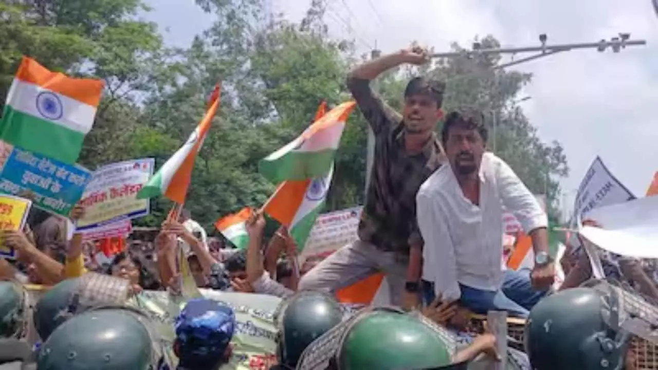 पटना में छात्रों का हल्लाबोल! पुलिस से सीधे भिड़े प्रदर्शनकारी, बैरिकेड तोड़ CM आवास की ओर बढ़े