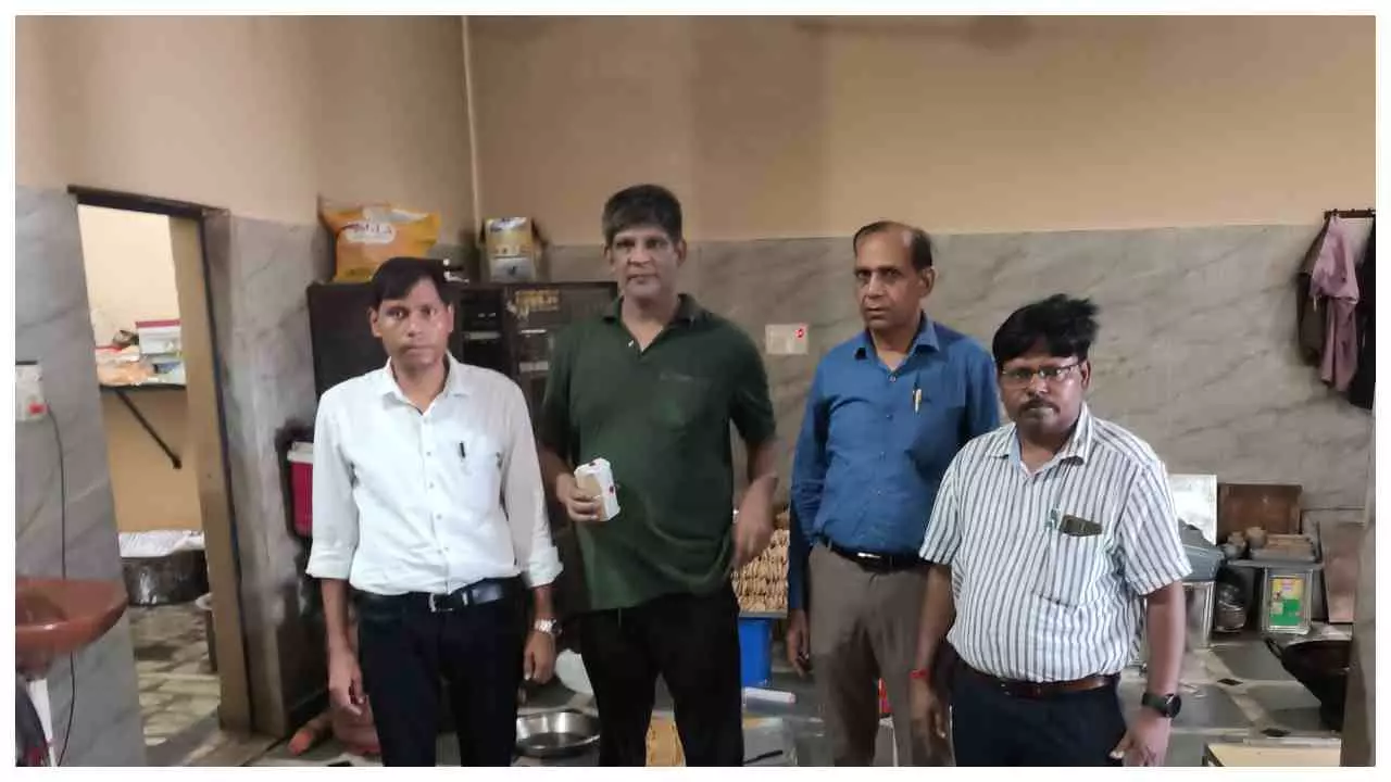 Bulandshahr News: त्यौहार पर मिठाई निर्माताओं की भट्ठियों पर FDA की छापेमारी, 3 सैंपल लिए Bulandshahr News: त्यौहार पर मिठाई निर्माताओं की भट्ठियों पर FDA की छापेमारी, 3 सैंपल लिए