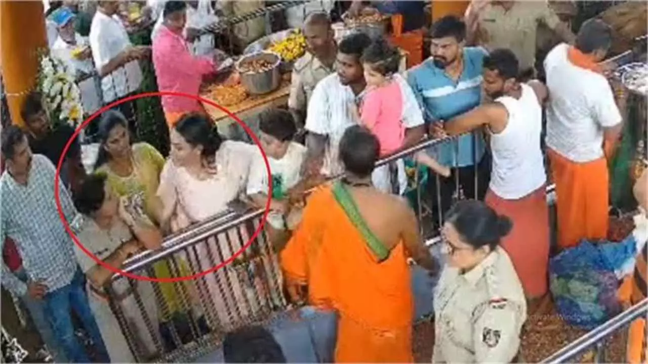 BJP विधायक की बेटी का ‘दबंग’ अंदाज! मंदिर में महिला पुलिसकर्मी को जड़ा थप्पड़, VIP एंट्री पर मचा बवाल BJP विधायक की बेटी का ‘दबंग’ अंदाज! मंदिर में महिला पुलिसकर्मी को जड़ा थप्पड़, VIP एंट्री पर मचा बवाल