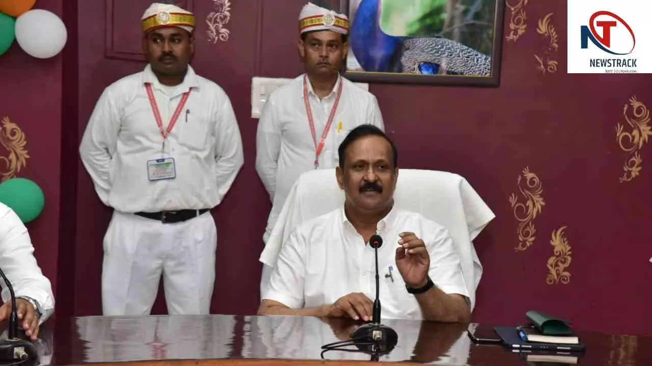 Aligarh News: अलीगढ़ के नए मंडलायुक्त ने संभाला कार्यभार, लापरवाह अफसरों पर होगी सख्त कार्रवाई