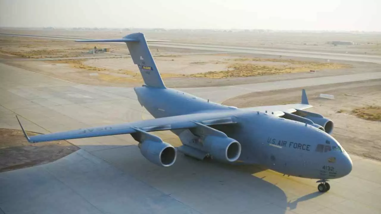 रूस में उतरा अमेरिकी Air Force का C-17 विमान, क्रेमलिन बोला- हमें तो नहीं पता, क्या होने वाला है बड़ा खेल?
