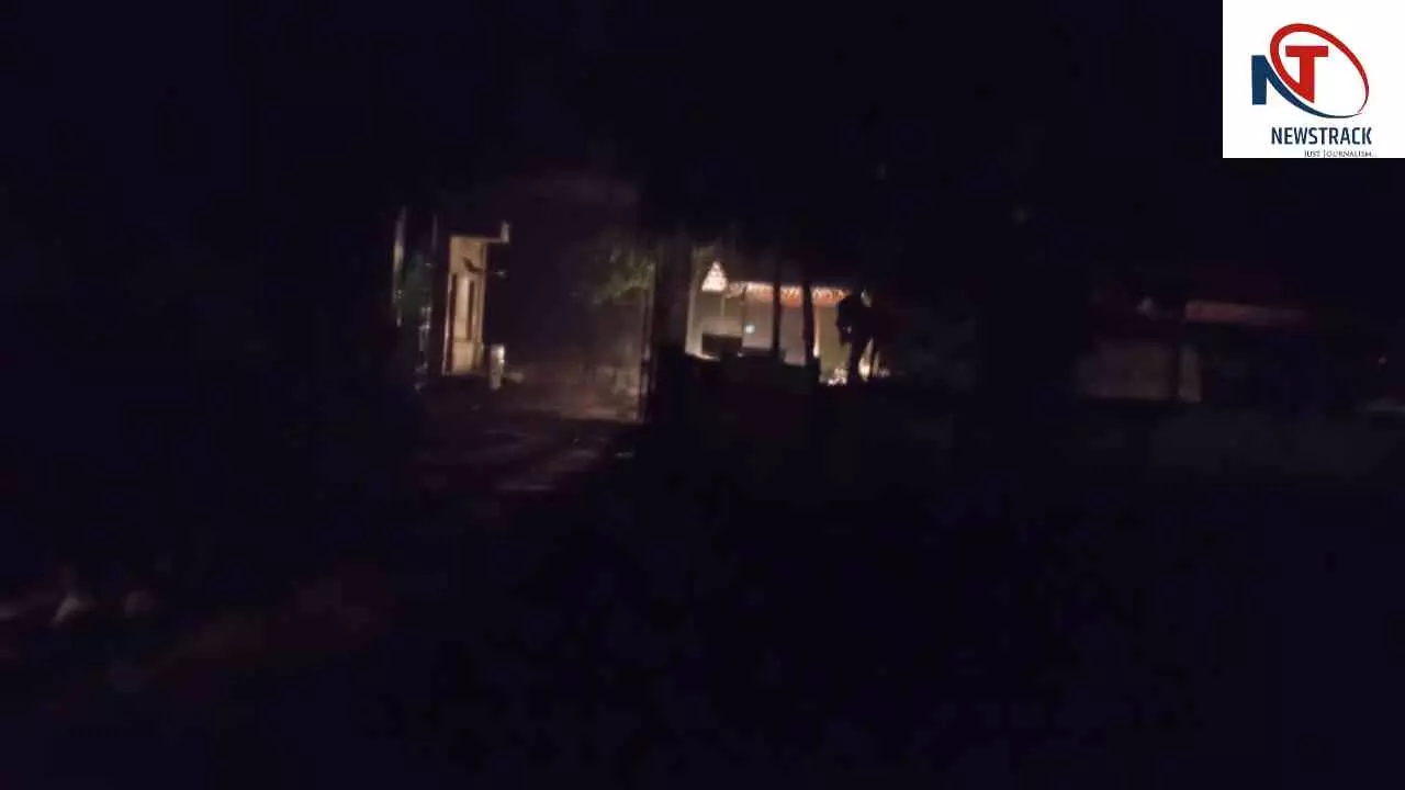 Chandauli News: नौगढ़ अस्पताल में बिजली कटौती से मरीज बेहाल, टॉर्च की रोशनी में इलाज का आरोप Chandauli News: नौगढ़ अस्पताल में बिजली कटौती से मरीज बेहाल, टॉर्च की रोशनी में इलाज का आरोप