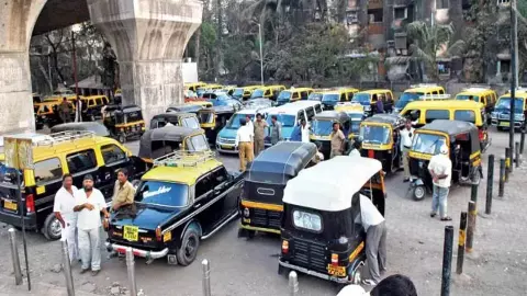 मुंबई में ऑटो-टैक्सी का बड़ा संकट! मराठी टेस्ट के विरोध में 3 दिन की हड़ताल, सड़कों पर भटक रहे यात्री मुंबई में ऑटो-टैक्सी का बड़ा संकट! मराठी टेस्ट के विरोध में 3 दिन की हड़ताल, सड़कों पर भटक रहे यात्री