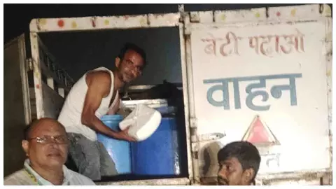 Hapur News: दिल्ली-NCR जाने से पहले पकड़ा गया 10 क्विंटल संदिग्ध पनीर, मचा हड़कंप Hapur News: दिल्ली-NCR जाने से पहले पकड़ा गया 10 क्विंटल संदिग्ध पनीर, मचा हड़कंप