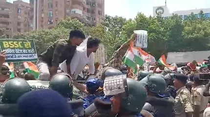 BPSC Protest: पटना में बवाल, छात्रों ने पुलिस पर किया पथराव; कई जवान घायल, लाठीचार्ज