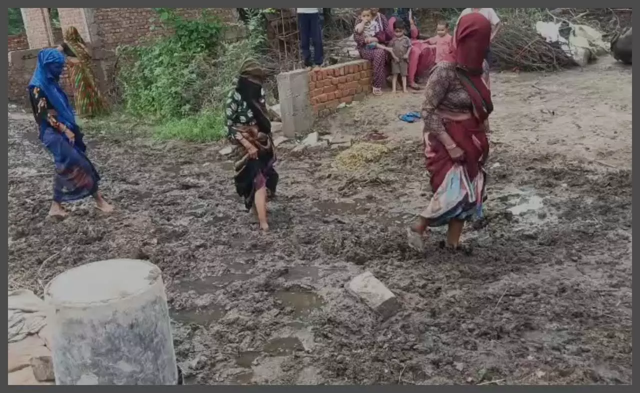 Rural disturbed by bad road in Karhela, more difficulties in rain