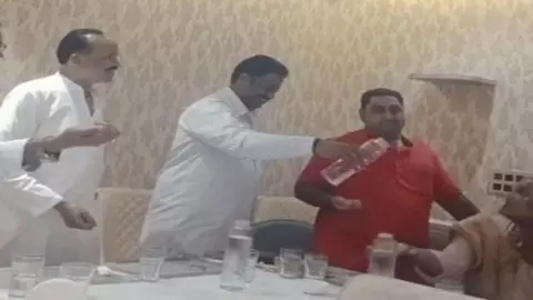 ‘अवैध कमाई बराबर बांटेंगे... गंगाजल हाथ में लेकर पार्षदों ने खाई कसम, शाहजहांपुर नगर निगम का वीडियो वायरल