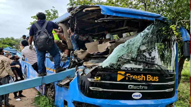 तेलंगाना में खौफनाक सड़क हादसा! लोहे की छड़ों से लदे कंटेनर में घुसी बस, 6 की मौत, 20+ घायल तेलंगाना में खौफनाक सड़क हादसा! लोहे की छड़ों से लदे कंटेनर में घुसी बस, 6 की मौत, 20+ घायल