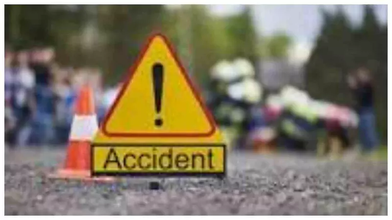 Raebareli News: बछरावां में पेड़ से टकराकर फंसी बस, नशे में था ड्राइवर; बाल-बाल बचे यात्री Raebareli News: बछरावां में पेड़ से टकराकर फंसी बस, नशे में था ड्राइवर; बाल-बाल बचे यात्री