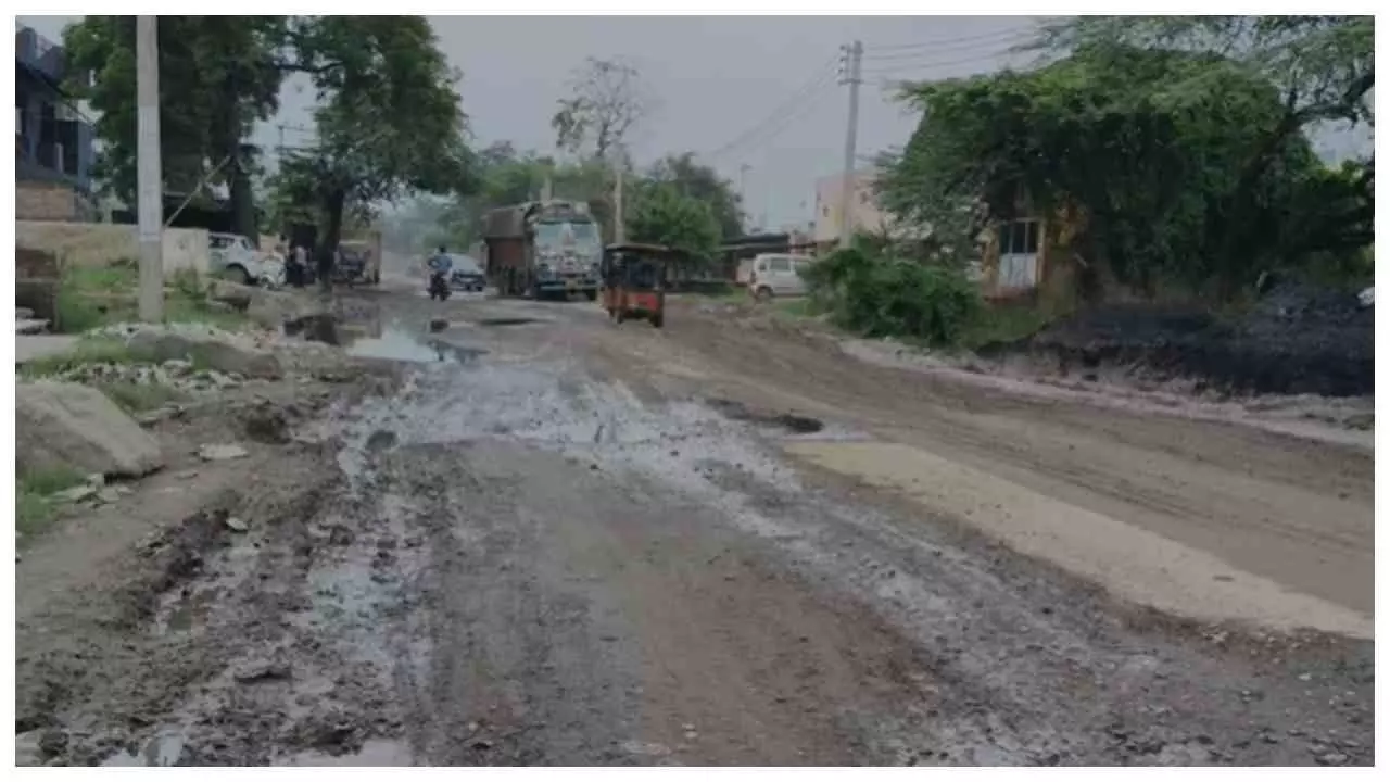 Aligarh News: चीनी मिल-कासिमपुर रोड पर 5 फीट गड्ढे, ग्रामीणों में दहशत