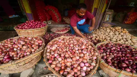 ₹60 वाला प्याज अब ₹35 में! सरकार ने शुरू की सबसे सस्ती बिक्री, जानें कब और कहां मिलेगा
