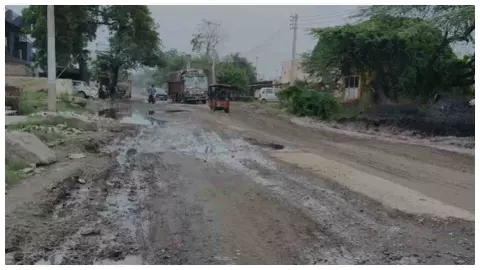 Aligarh News: चीनी मिल-कासिमपुर रोड पर 5 फीट गड्ढे, ग्रामीणों में दहशत