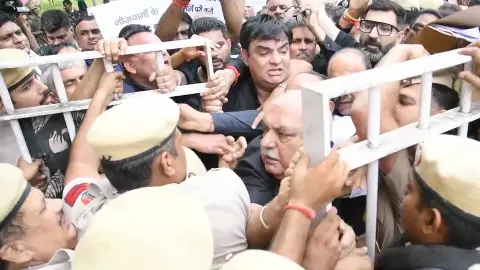 हरियाणा विधानसभा के बाहर महासंग्राम! भूपेंद्र हुड्डा की सुरक्षाकर्मियों से झड़प, 8 विधायक आज के सत्र से निलंबित