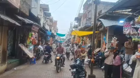 Mathura News: रक्षाबंधन पर महंगाई की मार, फरह के बाजार में फीकी पड़ी रौनक; राखियों की बिक्री धीमी