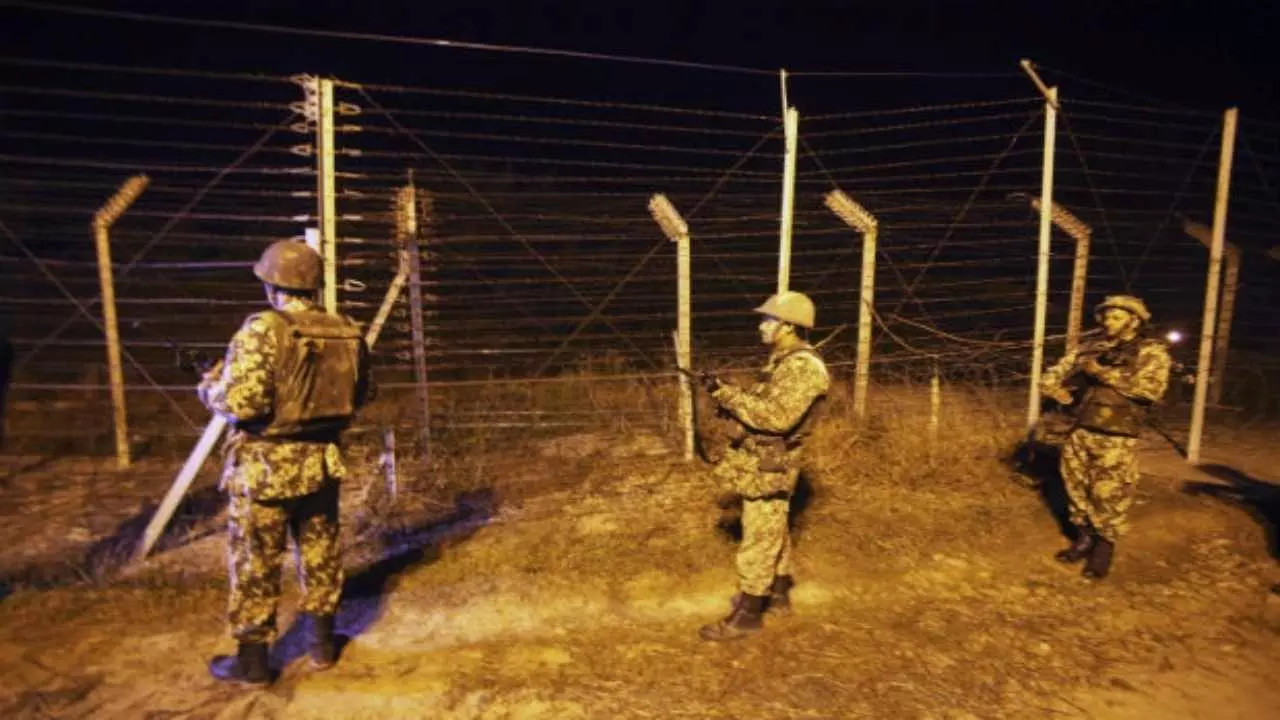LoC पर आधी रात ताबड़तोड़ फायरिंग! भारतीय सेना ने घुसपैठियों को खदेड़ा, राजौरी में सर्च ऑपरेशन तेज LoC पर आधी रात ताबड़तोड़ फायरिंग! भारतीय सेना ने घुसपैठियों को खदेड़ा, राजौरी में सर्च ऑपरेशन तेज