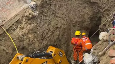 जैसे ही भाई को राखी बांधने झुकी लड़की, 20 फीट गहरे बोरवेल में गिरी 16 साल की लड़की, रेस्क्यू ऑपरेशन जारी जैसे ही भाई को राखी बांधने झुकी लड़की, 20 फीट गहरे बोरवेल में गिरी 16 साल की लड़की, रेस्क्यू ऑपरेशन जारी