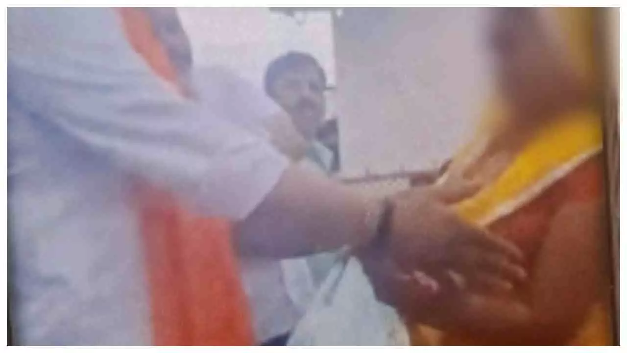 Aligarh News: खैर में थैला वितरण के दौरान कथित हरकत का वीडियो वायरल, मचा सियासी बवाल