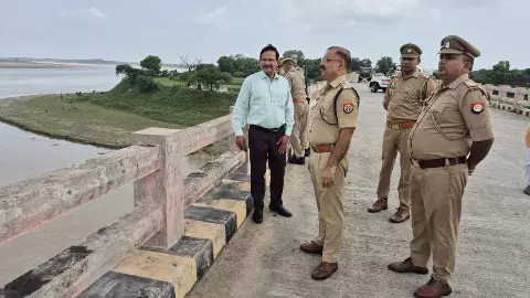Jalaun News: जालौन के पचनदा पहुंचकर डीएम-एसपी ने परखी बाढ़ से निपटने की तैयारियां