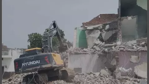 Bulldozer action continues on illegal construction of madrasas, Swami Yashveer Ji Maharaj thanks administration Bulldozer action continues on illegal construction of madrasas, Swami Yashveer Ji Maharaj thanks administration