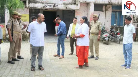 Pratapgarh News: डीएम ने पीएचसी और विद्यालय का किया औचक निरीक्षण, गैरहाजिरी पर जताई नाराजगी