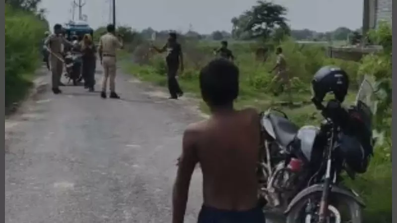 Firozabad News: चोरी की शिकायत पर पहुंची पुलिस से अभद्रता, 3 गिरफ्तार