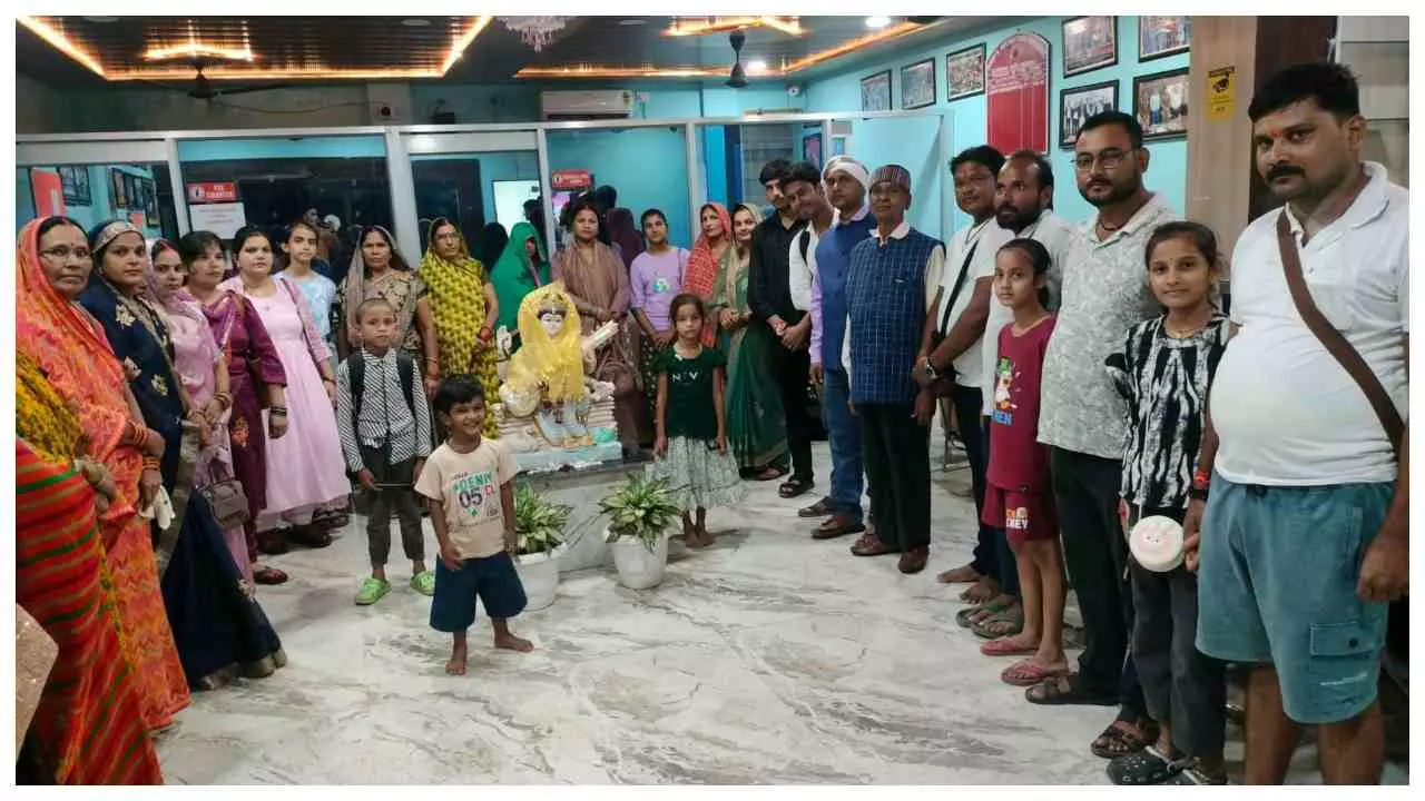 Chandauli News: डैडीज स्कूल की निःशुल्क तीर्थयात्रा बस अयोध्या रवाना, श्रद्धालुओं में दिखा उत्साह Chandauli News: डैडीज स्कूल की निःशुल्क तीर्थयात्रा बस अयोध्या रवाना, श्रद्धालुओं में दिखा उत्साह