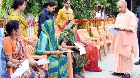 Gorakhpur में CM योगी का जनता दरबार, 200 लोगों की सुनी फरियाद; बोले- ‘परेशान मत हों, हर समस्या का होगा समाधान’ Gorakhpur में CM योगी का जनता दरबार, 200 लोगों की सुनी फरियाद; बोले- ‘परेशान मत हों, हर समस्या का होगा समाधान’