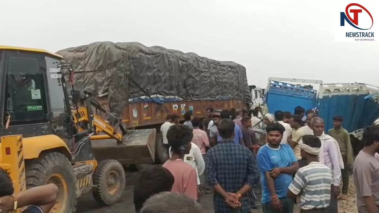Kasganj News: श्रद्धालुओं से भरी पिकअप और लोडर की टक्कर, 3 की मौत, 23 घायल Kasganj News: श्रद्धालुओं से भरी पिकअप और लोडर की टक्कर, 3 की मौत, 23 घायल
