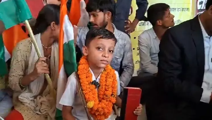 Viral Boy Aditya: ‘प्रधानमंत्री जी, मुझे मिलने का समय दें...’ पटना में धरने पर बैठा 6 साल का आदित्य, क्या है मांग?