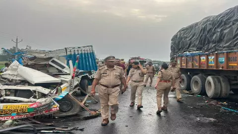 कासगंज में मौत बनकर दौड़ा ट्रक! श्रद्धालुओं से भरी पिकअप को मारी जोरदार टक्कर, 6 लोगों की मौत