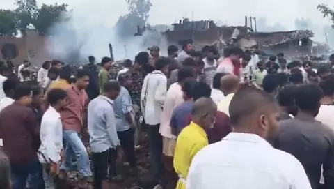 कौशांबी में पटाखा फैक्ट्री में भीषण धमाका, 11 लोगों की मौत; 20 गंभीर घायल, कई मकान जमींदोज कौशांबी में पटाखा फैक्ट्री में भीषण धमाका, 11 लोगों की मौत; 20 गंभीर घायल, कई मकान जमींदोज