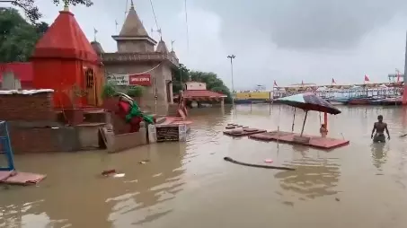 वाराणसी में गंगा का रौद्र रूप, 84 घाट डूबे; खतरे के निशान के करीब पहुंचा पानी, NDRF अलर्ट