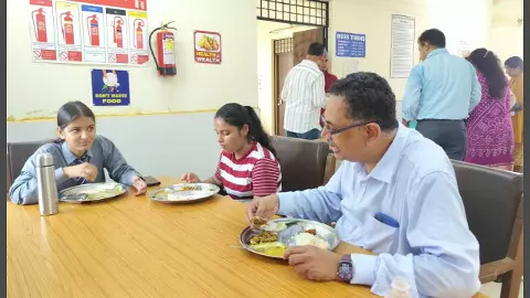 Vice Chancellor meals with hostel students, quality of food examined in mess plate Vice Chancellor meals with hostel students, quality of food examined in mess plate