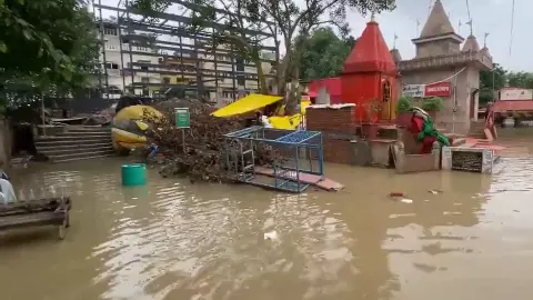 वाराणसी में गंगा का रौद्र रूप! सभी 84 घाट जलमग्न, 6,500 से ज्यादा लोग विस्थापित, नाव संचालन पर रोक