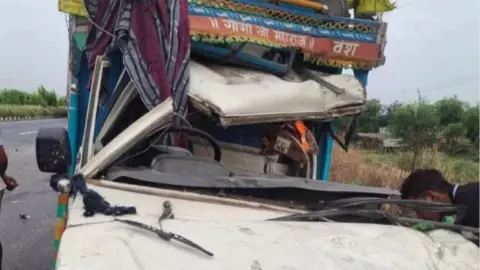 हरियाणा के पलवल में KMP एक्सप्रेसवे पर भीषण हादसा, श्रद्धालुओं से भरी पिकअप ट्रक से टकराई, 6 की मौत, 14 घायल