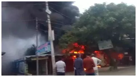 Bareilly News : भिटौरा पुलिया के पास दुकान में भीषण आग, हार्डवेयर-परचून का लाखों का सामान खाक