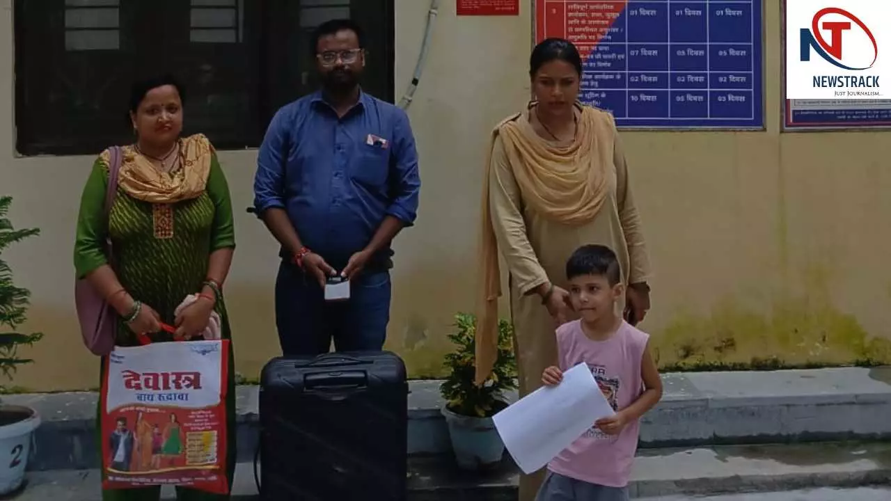 Hardoi News: स्टेशन पर लावारिस पड़ा था ट्रॉली बैग, पुलिस ने खोला तो मिला कीमती सामान