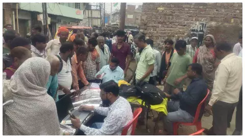 Hathras News: चौराहों पर मजदूरों के बन रहे आयुष्मान कार्ड, 97 मरीजों का हुआ उपचार
