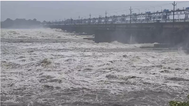 टेंशन में बिहार! गंगा-गंडक-कोसी नदियों में उफान, बाढ़ के खतरे से हाई अलर्ट, खोले गए सोन बैराज के सभी 69 गेट टेंशन में बिहार! गंगा-गंडक-कोसी नदियों में उफान, बाढ़ के खतरे से हाई अलर्ट, खोले गए सोन बैराज के सभी 69 गेट