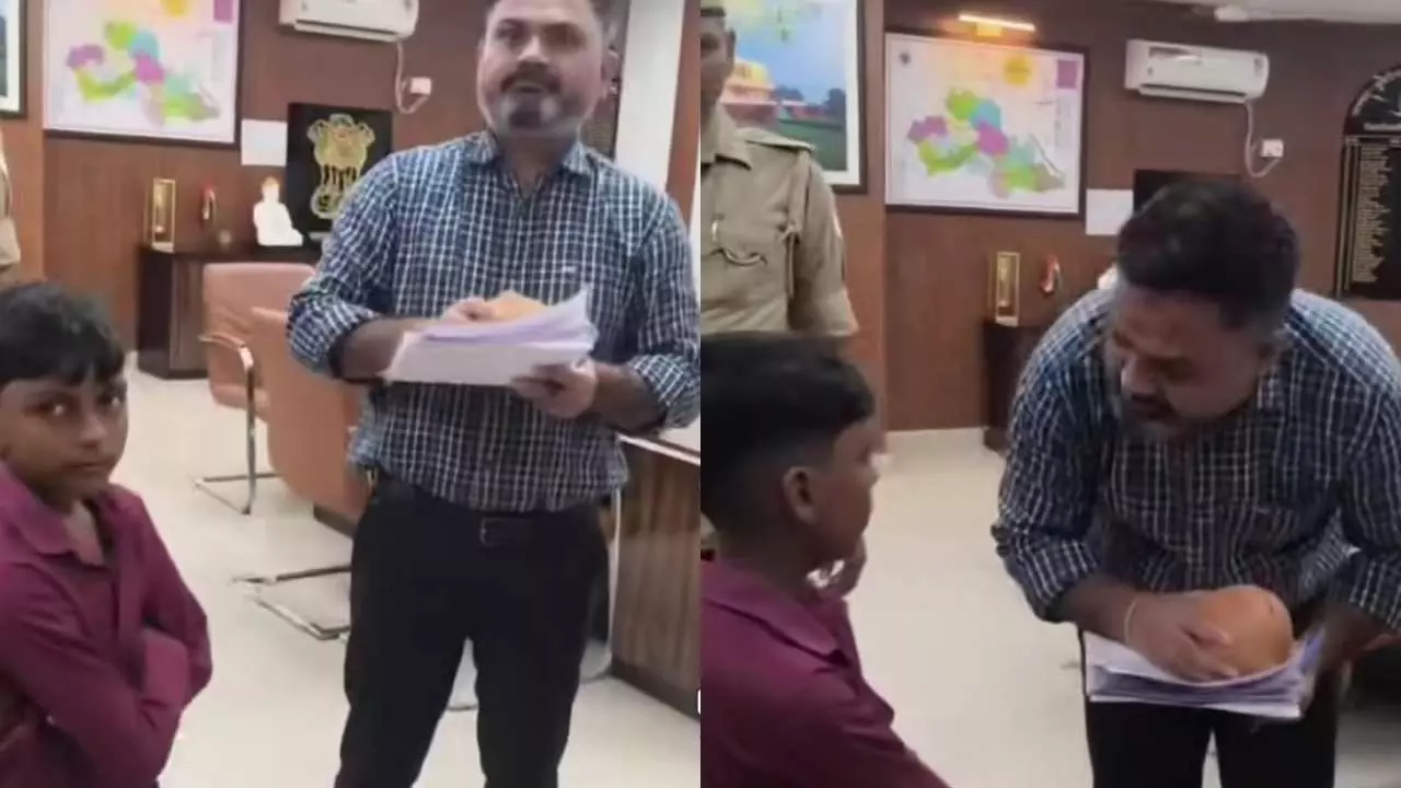 Kushinagar: नेपाल की बाढ़ देख पसीजा नन्हे अल्फाज का दिल, बाढ़ पीड़ितों के लिए डीएम को सौंप दी गुल्लक Kushinagar: नेपाल की बाढ़ देख पसीजा नन्हे अल्फाज का दिल, बाढ़ पीड़ितों के लिए डीएम को सौंप दी गुल्लक