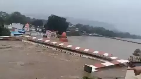 चित्रकूट में मंदाकिनी का रौद्र रूप, 400 दुकानें-200 मकान डूबे, हजारों लोग बेघर चित्रकूट में मंदाकिनी का रौद्र रूप, 400 दुकानें-200 मकान डूबे, हजारों लोग बेघर