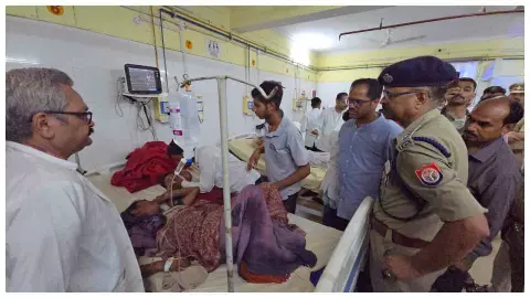 Chitrakoot News: बारिश का कहर, कच्ची दीवार गिरने से पिता और दो मासूम बच्चों की मौत, मां-बेटी घायल Chitrakoot News: बारिश का कहर, कच्ची दीवार गिरने से पिता और दो मासूम बच्चों की मौत, मां-बेटी घायल