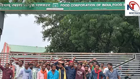 Raebareli News: रायबरेली में एफसीआई गोदाम के मजदूरों का प्रदर्शन, काम से बाहर किए जाने का आरोप