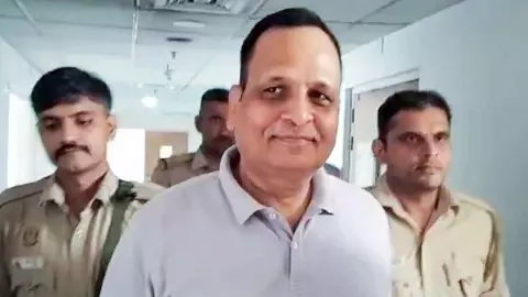 सत्येंद्र जैन को मिली जमानत, दिल्ली जल बोर्ड मामले में बड़ी राहत, ₹ 2 लाख का भरना होगा बॉन्ड सत्येंद्र जैन को मिली जमानत, दिल्ली जल बोर्ड मामले में बड़ी राहत, ₹ 2 लाख का भरना होगा बॉन्ड