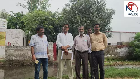 Hathras News: बच्चों को स्कूल जाने का रास्ता नहीं, प्लॉटों से होकर पहुंचने को मजबूर छात्र और शिक्षक