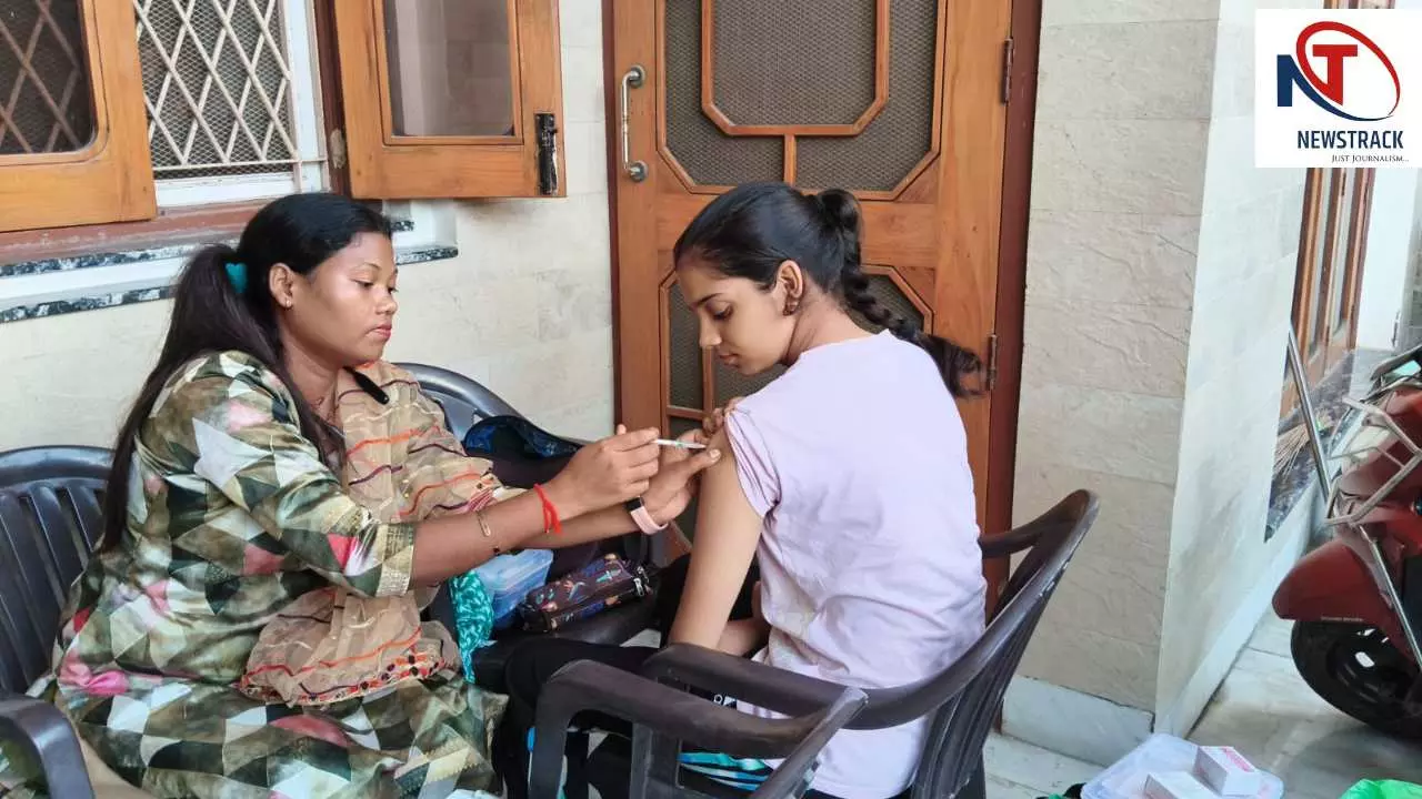 Hapur News: 17 सितंबर तक 5,456 किशोरियों को लगेगा HPV टीका, सर्वाइकल कैंसर से बचाव के लिए अभियान तेज Hapur News: 17 सितंबर तक 5,456 किशोरियों को लगेगा HPV टीका, सर्वाइकल कैंसर से बचाव के लिए अभियान तेज