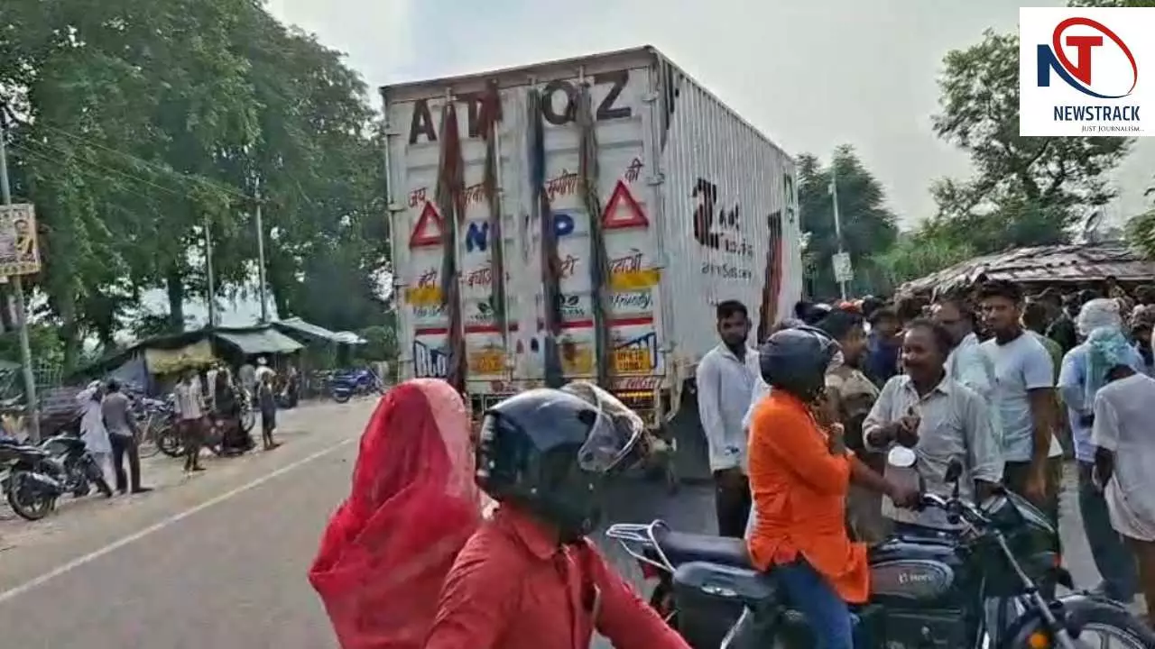 Kushinagar News: कुशीनगर में बेकाबू ट्रक का कहर, तीन लोगों को रौंदा; तीनों की मौत Kushinagar News: कुशीनगर में बेकाबू ट्रक का कहर, तीन लोगों को रौंदा; तीनों की मौत