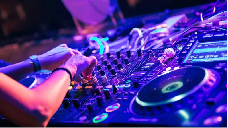 DJ वाले बाबू अब DJ न बजाना! वरना उठा ले जाएगी पुलिस, Orange City में 1 नंवबर तक लगा बैन DJ वाले बाबू अब DJ न बजाना! वरना उठा ले जाएगी पुलिस, Orange City में 1 नंवबर तक लगा बैन