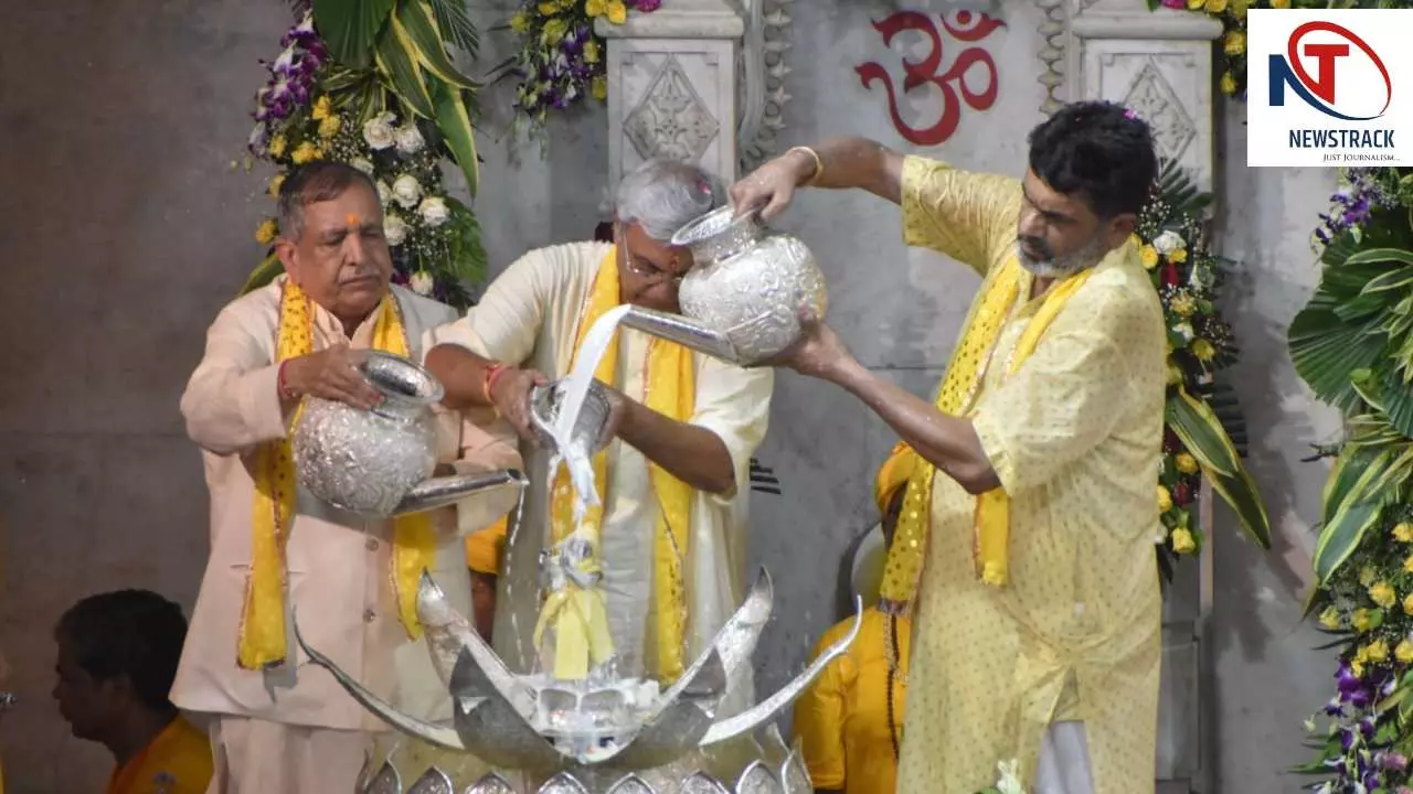 Mathura News: आधी रात को जन्मे कान्हा, घंटा-घड़ियालों से गूंज उठी मथुरा नगरी Mathura News: आधी रात को जन्मे कान्हा, घंटा-घड़ियालों से गूंज उठी मथुरा नगरी